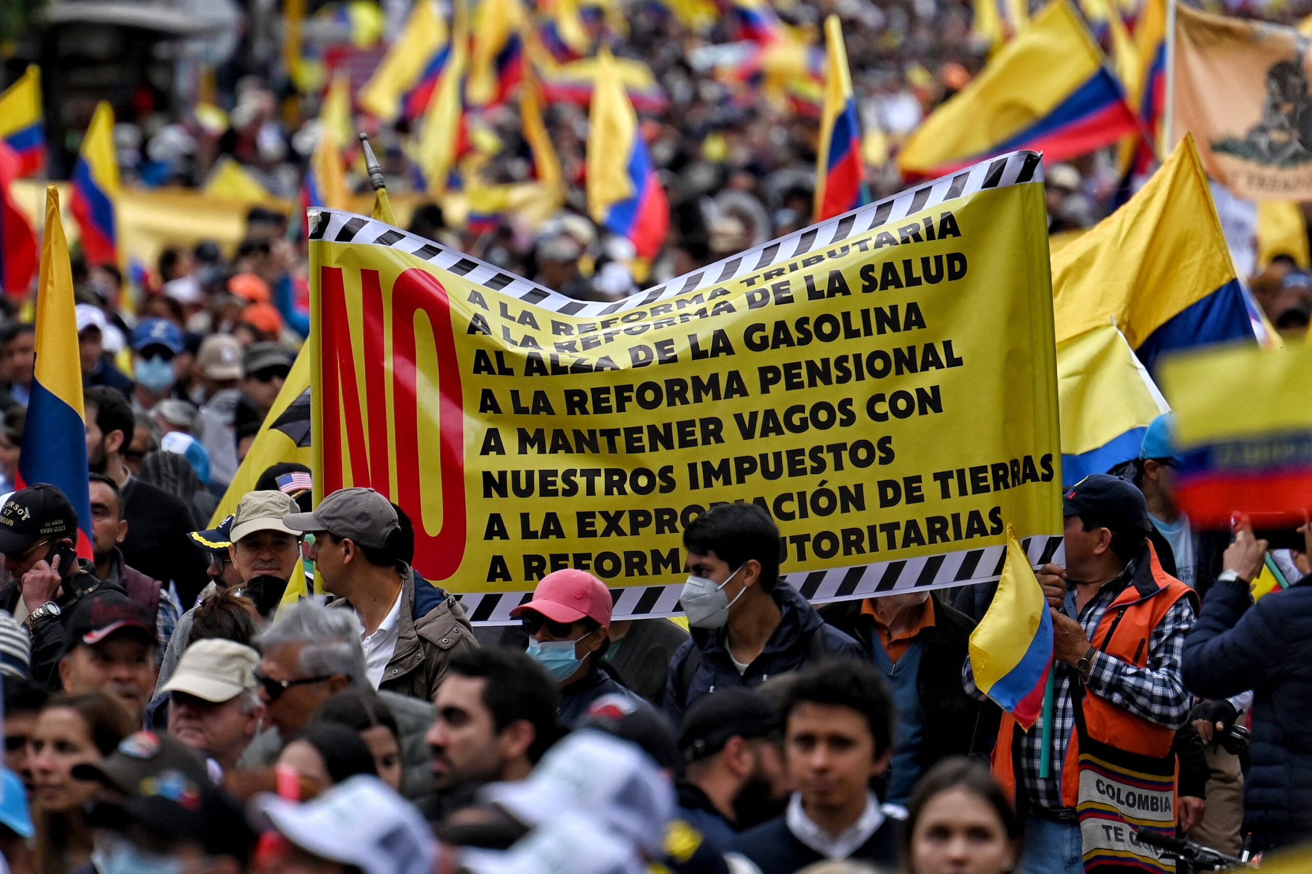 Miles protestan en Colombia contra las reformas de Gustavo Petro