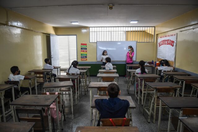 Fundaredes: Casi 35% de los docentes activos en estados fronterizos abandonará las aulas