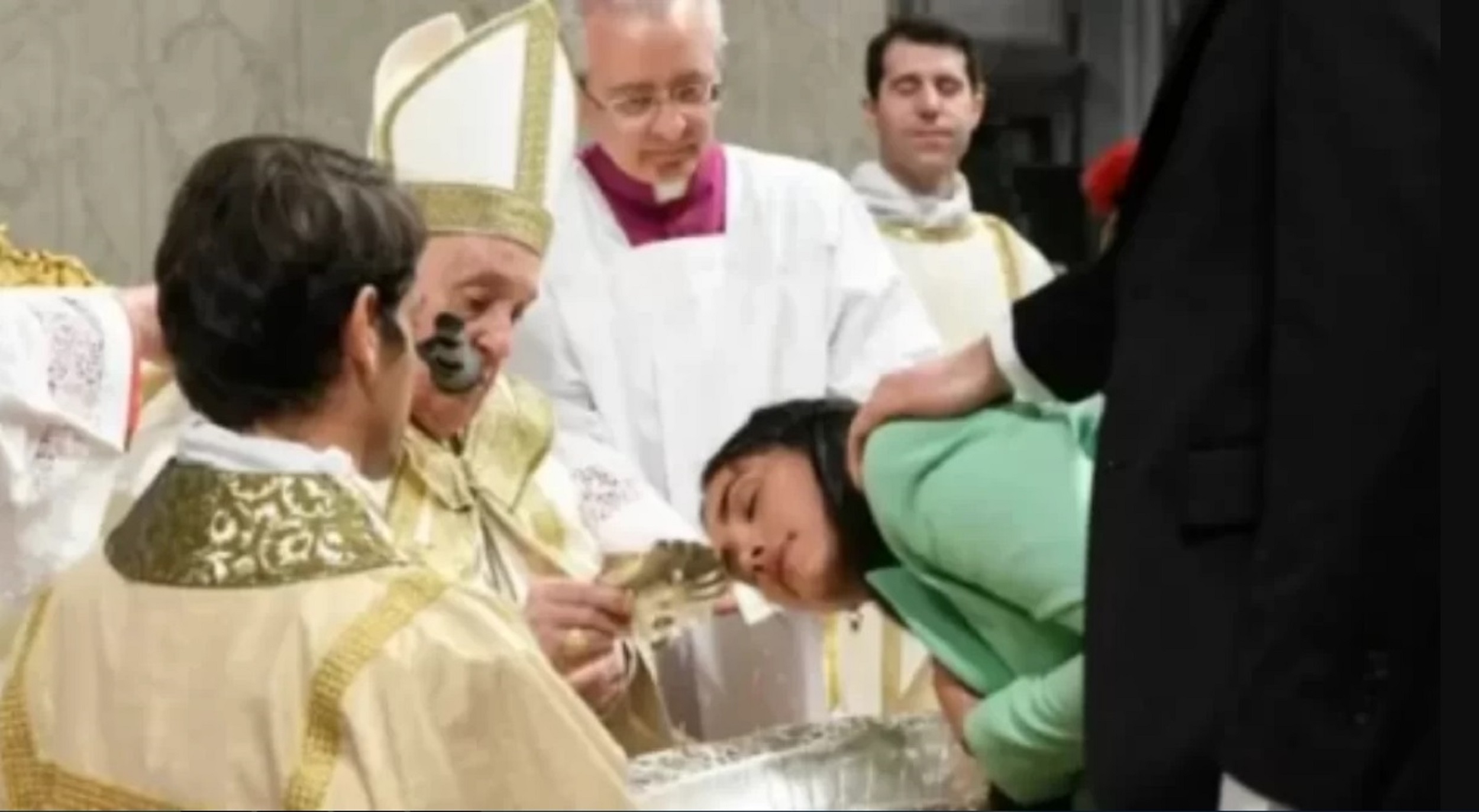 Papa Francisco bautizó a modelo venezolana durante la Vigilia Pascual