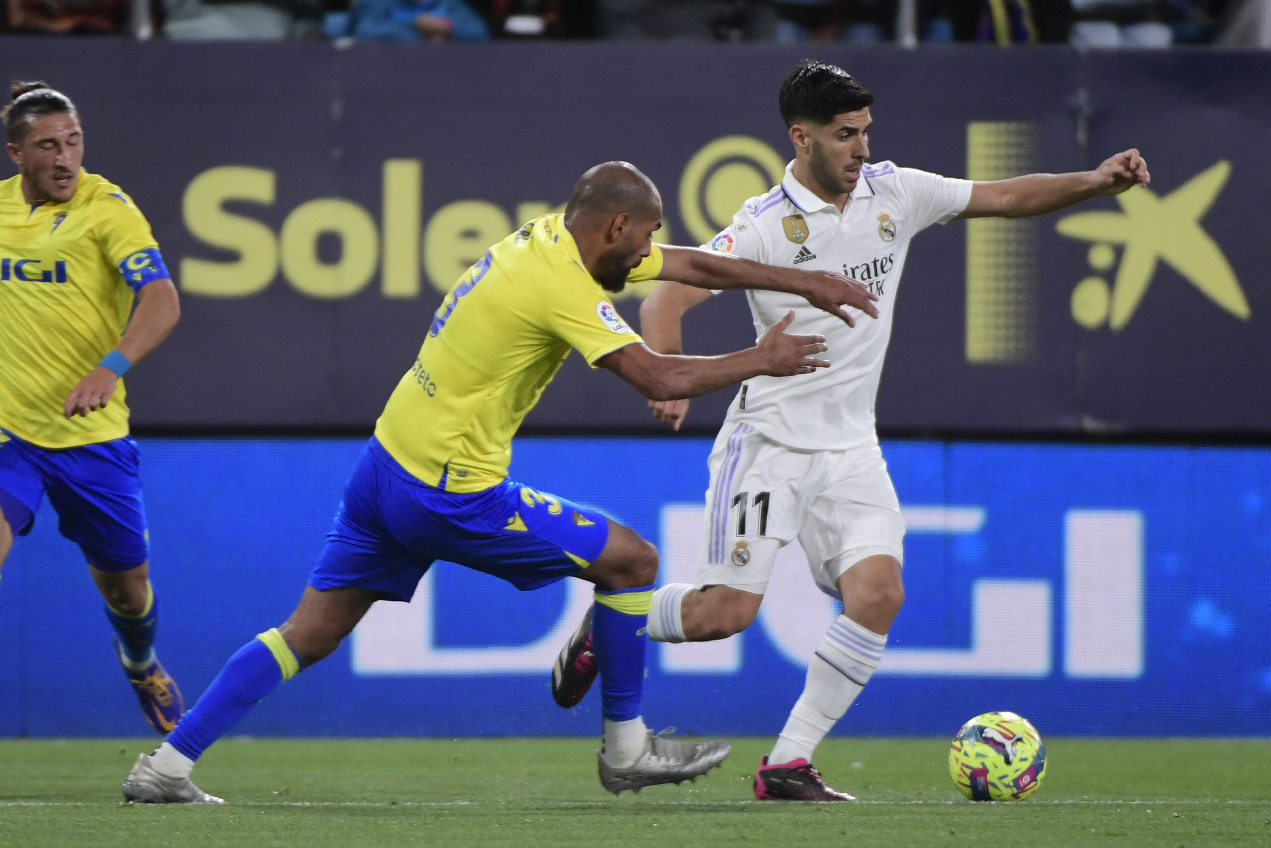 El Real Madrid gana 2-0 al Cádiz para mantenerse en la segunda plaza