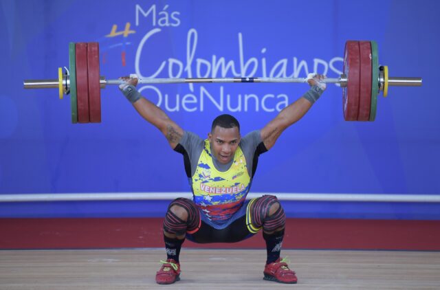 El pesista venezolano Julio Mayora se impone en las pesas en clasificatorio
