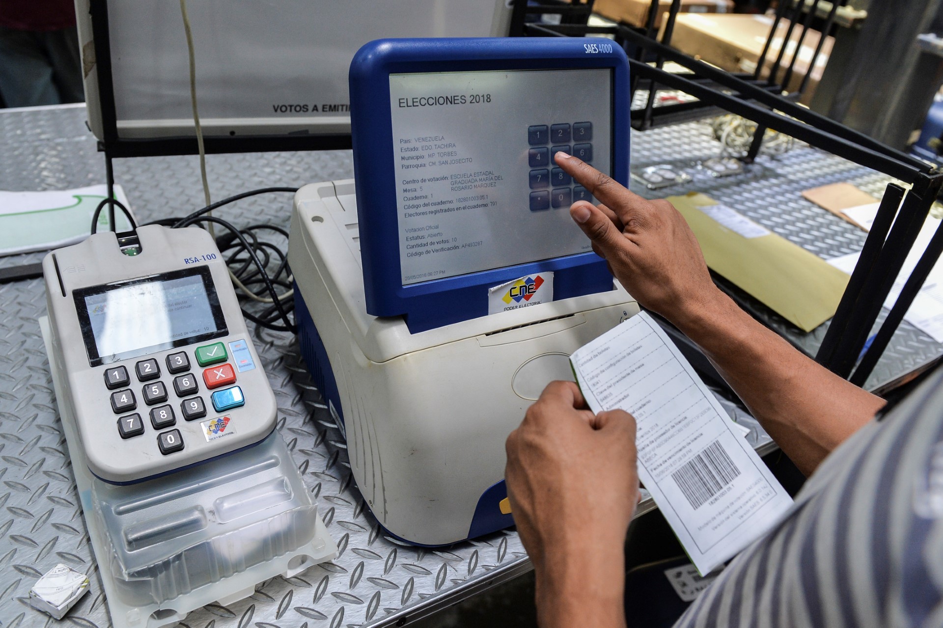 Archivos desclasificados de la CIA revelan las tácticas del chavismo para manipular el sistema de votación electrónica en Venezuela