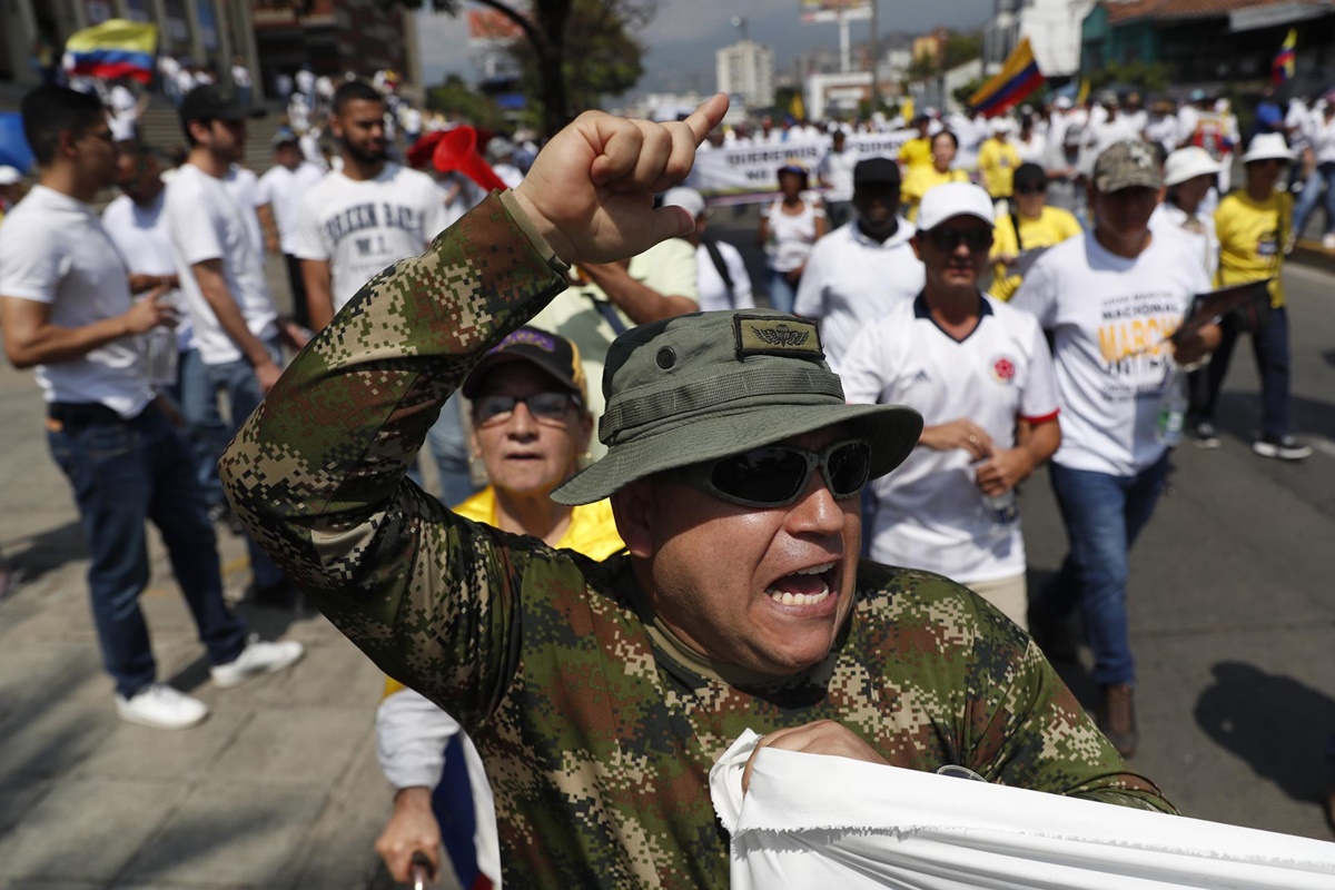 Miles protestan en Colombia contra las reformas del gobierno de Petro