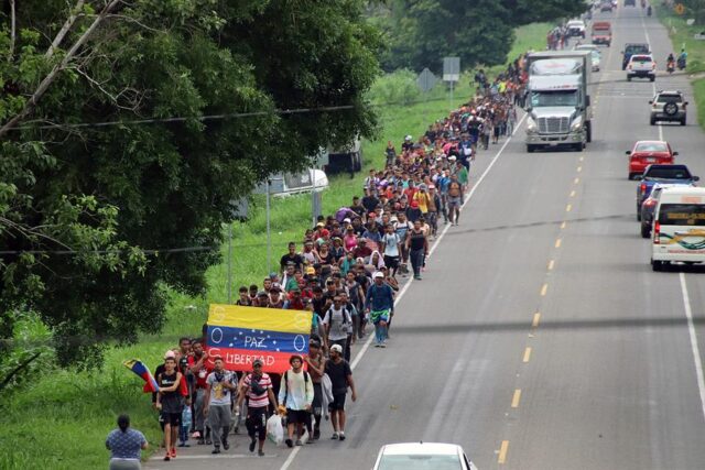 Pese a las restricciones migratorias, haitianos y africanos se unen a la caravana de venezolanos en el sur de México