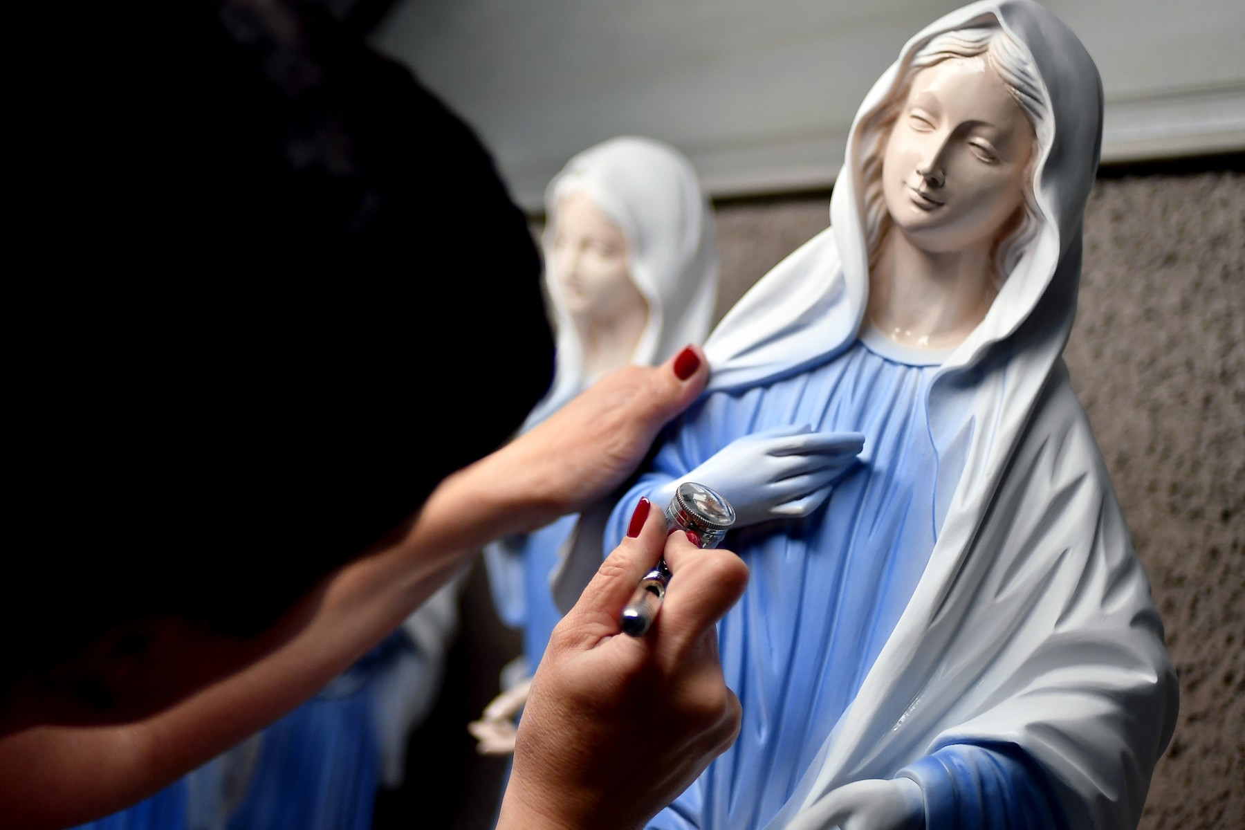 La fascinación de los creyentes por las estatuas de la Virgen María que ...