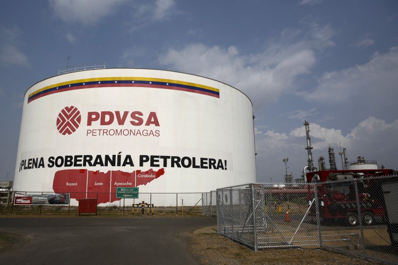 FOTO DE ARCHIVO- Se ve un tanque de petróleo en el complejo industrial José Antonio Anzoátegui de PDVSA en el estado de Anzoátegui, Venezuela