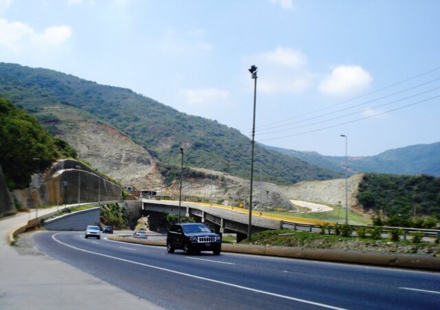 Aplican nuevas medidas de seguridad vial para carga pesada en la autopista Caracas - La Guaira
