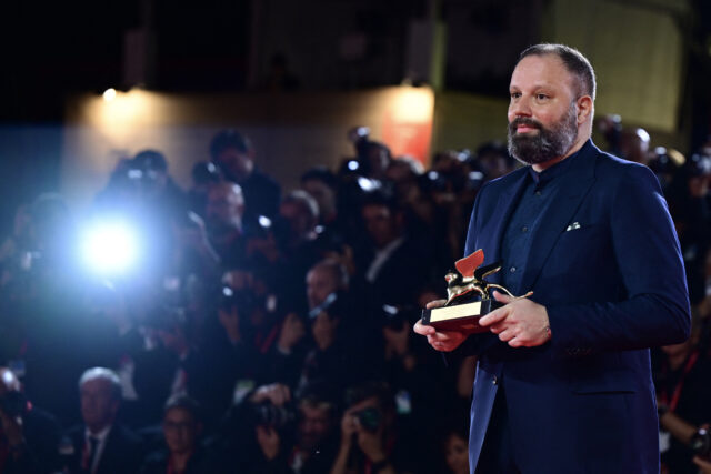 León de Oro para "Pobres criaturas" de Yorgos Lanthimos, una comedia feminista y disparatada