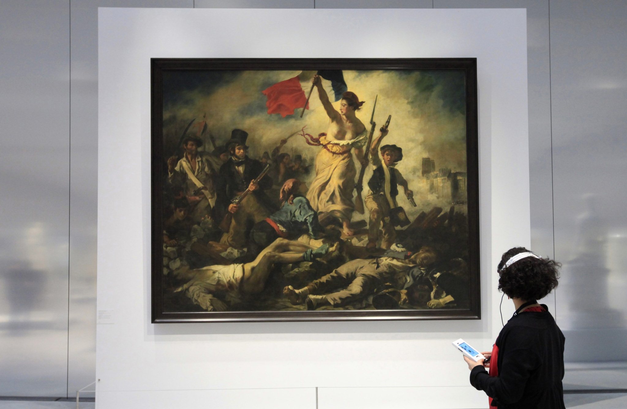 la-libertad-guiando-al-pueblo-dejar-el-louvre-para-ser-restaurado