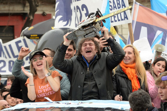 A un mes de las elecciones argentinas, entre los subsidios de Massa y la motosierra de Milei