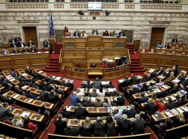 Grecia aprobó la ley que amplía a seis días la semana laboral y liberaliza los horarios
