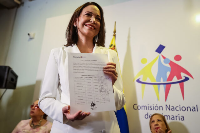 Gobierno y oposición acuerdan revisar inhabilitaciones: Se abre un camino para candidatura de María Corina Machado