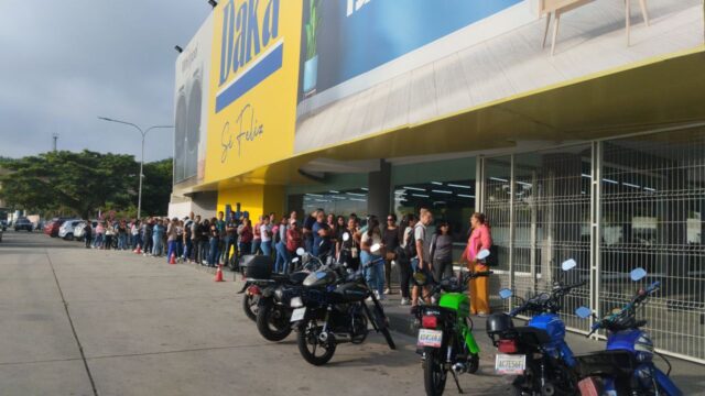 Reportan largas colas para comprar en Daka en sus 100 horas de promoción