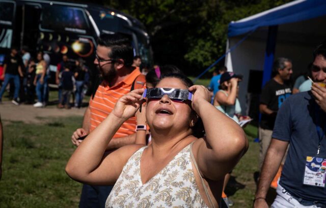 Cientos de caraqueños acudieron al Parque del Este a observar el eclipse solar anular