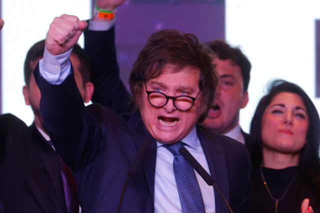Milei vs. Massa: la disputa que se abre en Argentina con la economía en el centro del ring