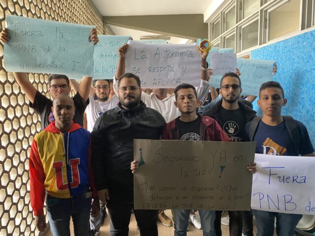 Estudiantes rechazan presencia de la PNB en la UCV y exigen respeto a la autonomía