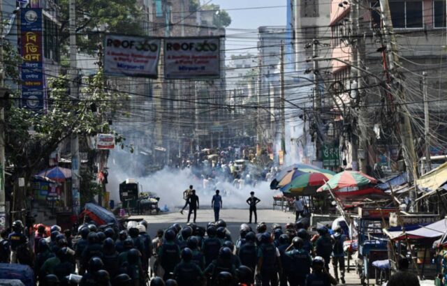 Violentas protestas obreras paralizan el sector textil de Bangladés