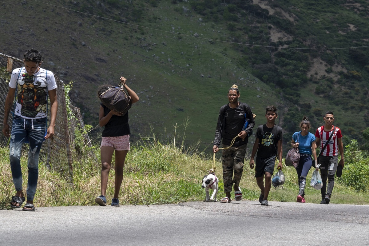 VENEZUELA-CRISIS-MIGRATION-WALKERS