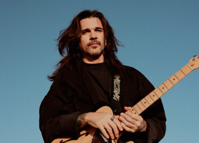 Juanes estrena “Nacimos solos”, primer tema de la serie Zorro