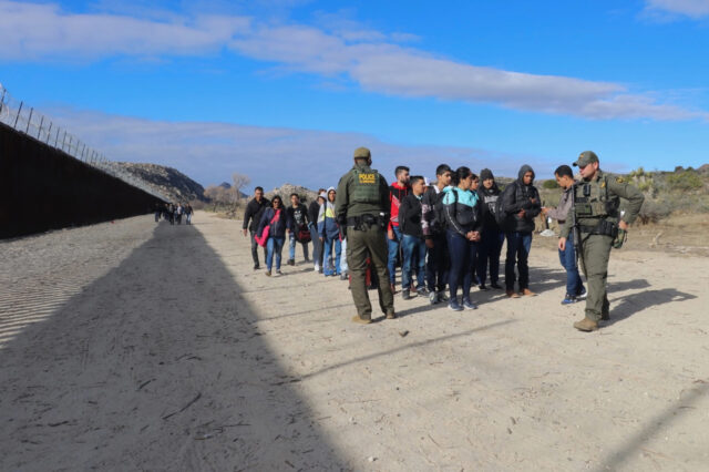 Migrantes saturan la frontera norte de México pese a la visita de la delegación de EE UU