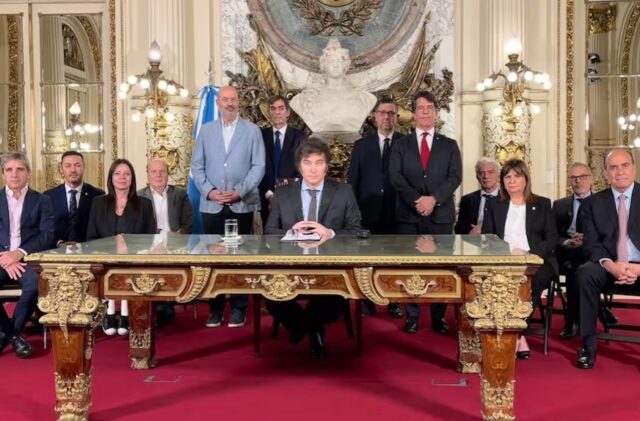 Milei ordena una vasta desregulación de la economía en Argentina