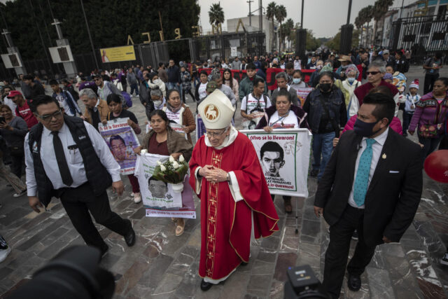 Familias de Ayotzinapa claman justicia peregrinando en la Basílica de Guadalupe de México