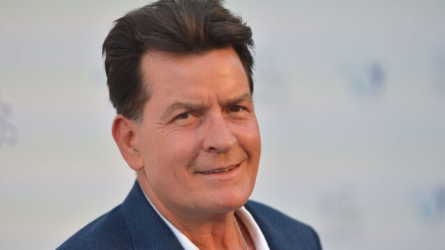 La mujer acusada de atacar a Charlie Sheen se declara no culpable