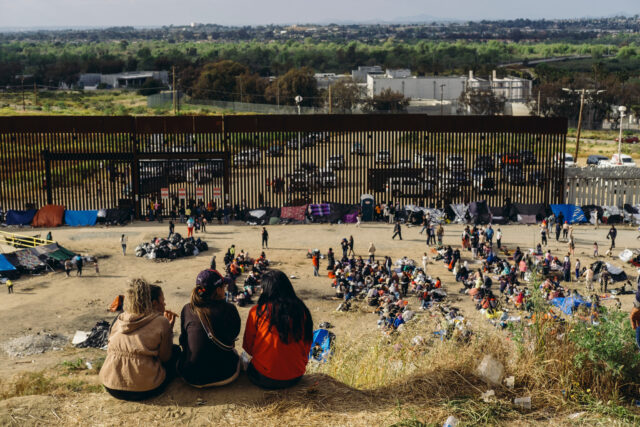 Cruces de migrantes en la frontera de Tijuana suben 31% en 2023