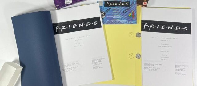 Los guiones de dos episodios de Friends que fueron encontrados en la basura se vendieron por más de 25.000 euros