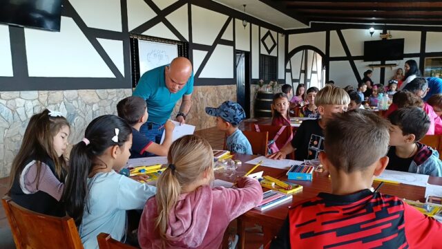 Niños de El Jarillo recibieron un taller gratis de caricaturas