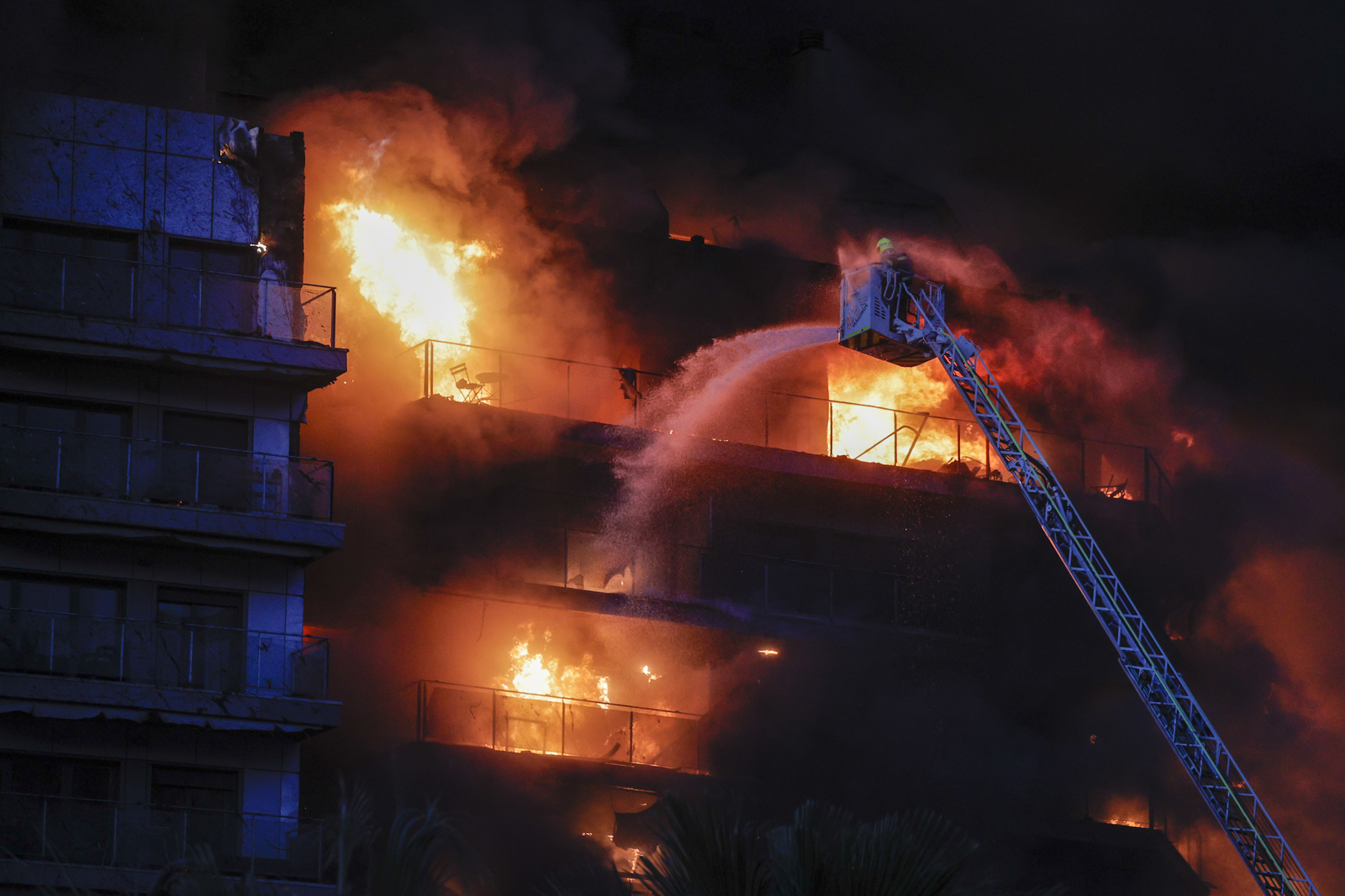 Al menos 4 muertos por el incendio de dos edificios en Valencia, España