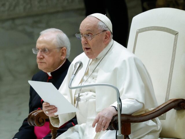 El papa dice que tiene "bronquitis" y vuelve a pedir que lean su discurso