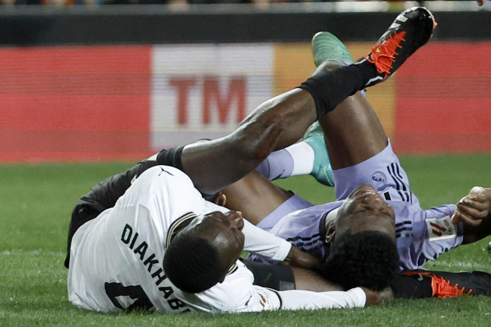 Mouctar Diakhaby sufre una luxación en la rodilla derecha tras una primera exploración