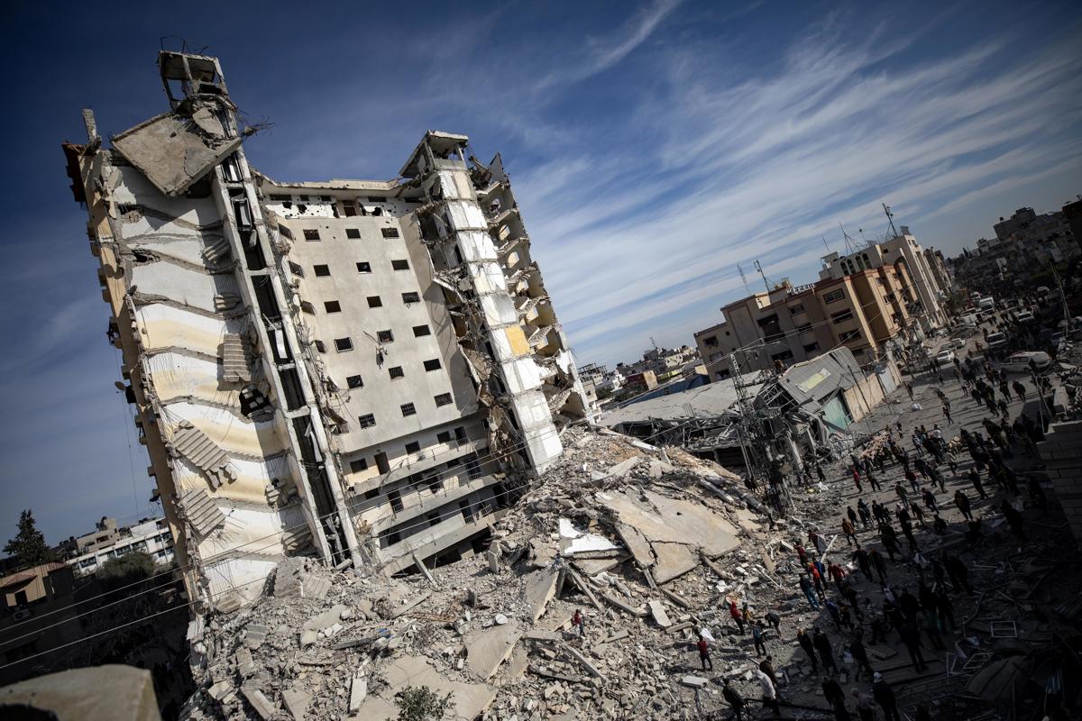 Los palestinos inspeccionan la zona tras el ataque aéreo israelí a Rafah
