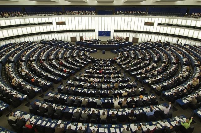 La UE acuerda nuevos motivos para suspender la exención de visados de corta duración