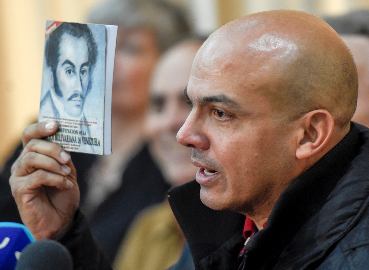 General Clíver Alcalá points out Jorge and Delcy Rodríguez as the "real bosses" of the Cartel of the Suns VENEZUELA-POLITICS-CRISIS-ALCALA