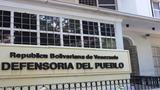 Lo que dijo la Defensoría del Pueblo sobre los familiares de presos políticos agredidos: "Condena enérgicamente los actos de violencia"