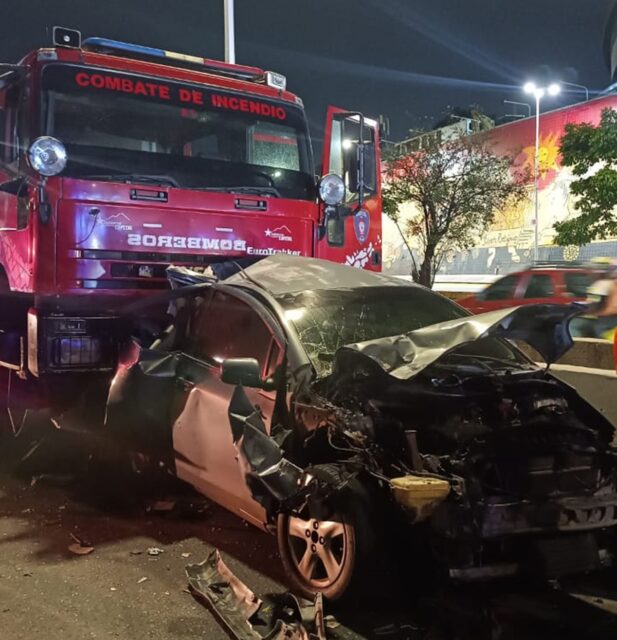 Camión de bomberos chocó con varios vehículos cuando iba a socorrer un incendio en Catia