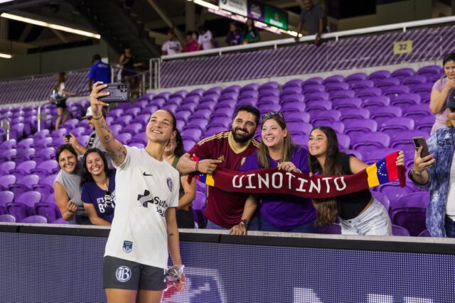 Fanáticos venezolanos apoyaron a Deyna Castellanos en la visita del Bay FC a Orlando