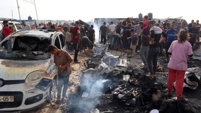 Indignación mundial por bombardeo israelí en un campo de desplazados de Rafah