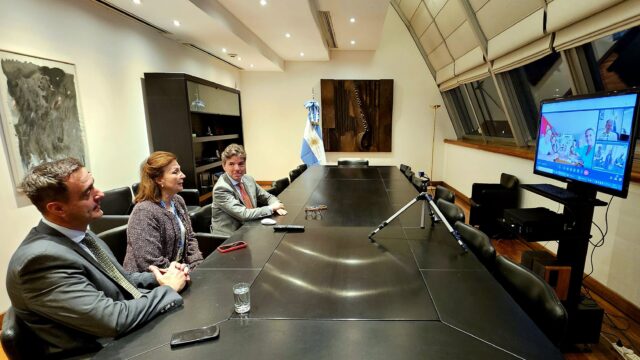 Canciller de Argentina se reunió con opositores asilados en Caracas