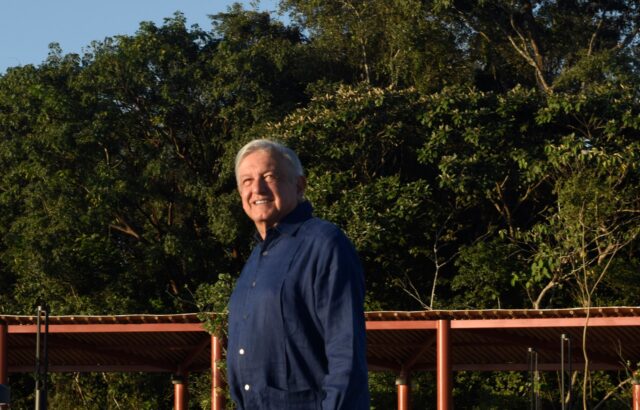 "¡Ánimo!", dice López Obrador tras votar en las elecciones de México