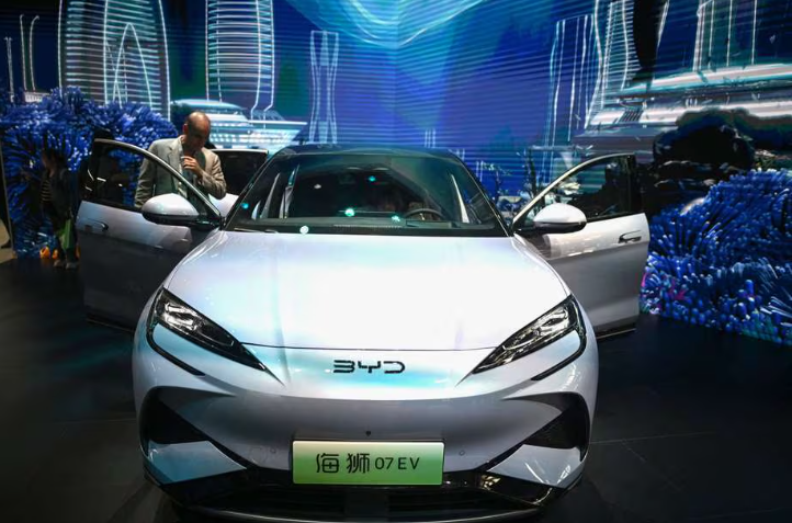 La UE amenaza a China con aumento de aranceles a los automóviles eléctricos