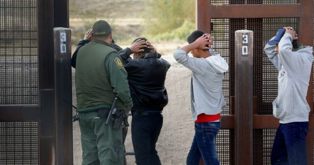 México reporta caída de 68% en las detenciones de migrantes en la frontera con EE UU