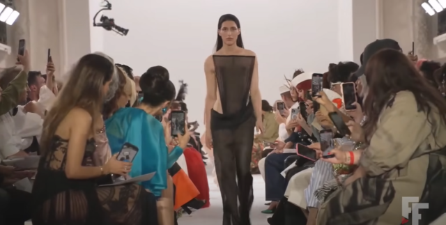 Arca desfiló en la colección de Alta Costura otoño-invierno 2025 de Jean Paul Gaultier
