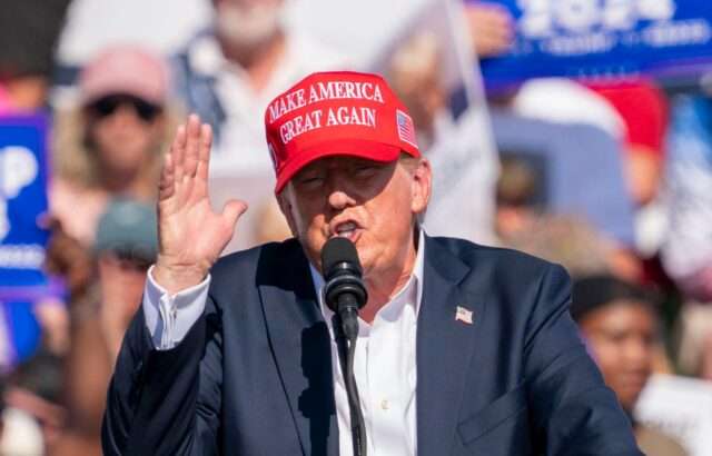 Trump demanda al Departamento de Justicia por allanar su residencia en Florida en 2022