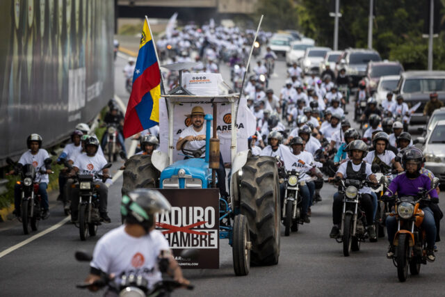 [VIDEOS] Daniel Ceballos abre campaña electoral en un tractor por autopista de Caracas
