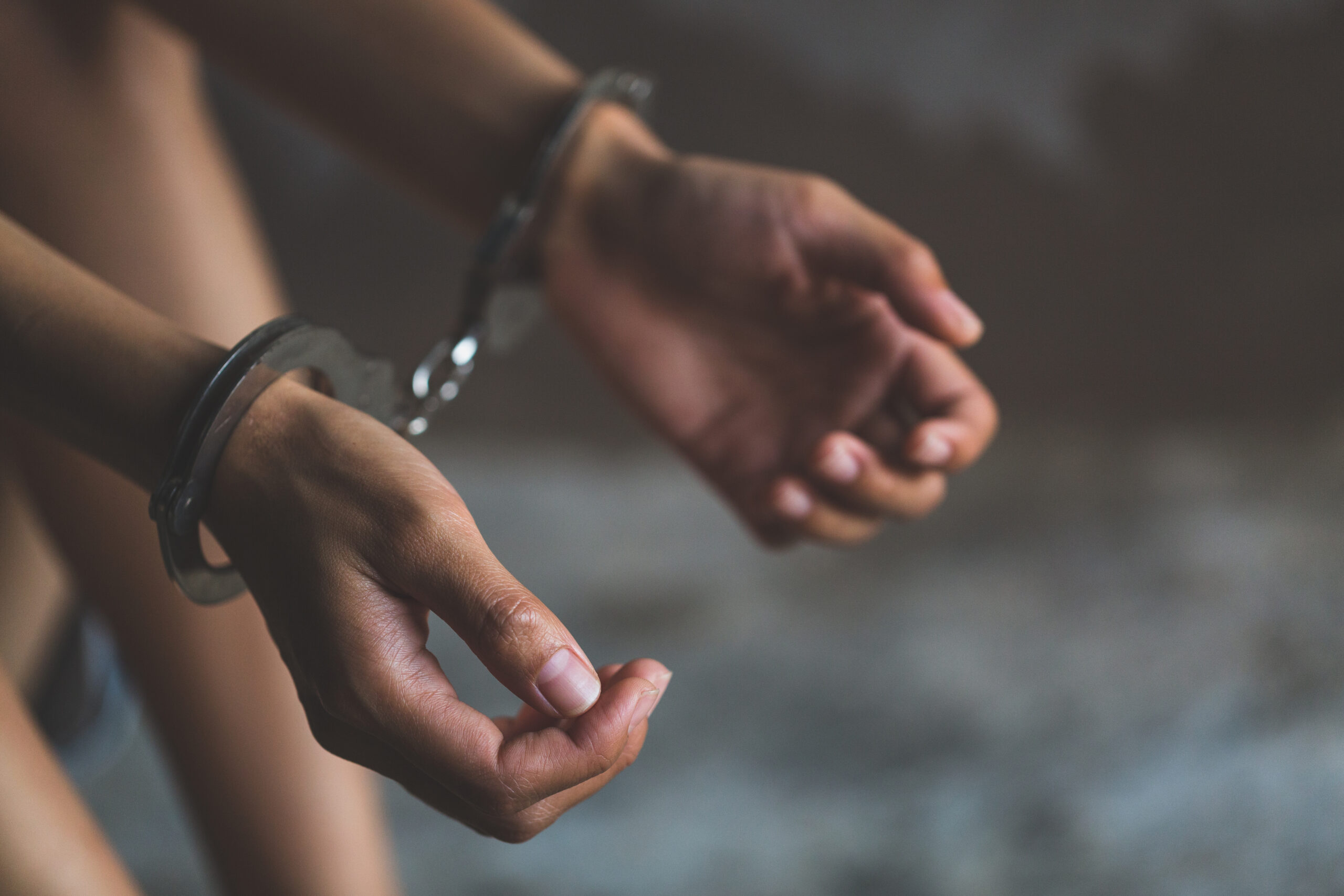 Arrestaron en Miranda a madre y padrastro por presunto trato cruel tras causar graves quemaduras a dos bebés