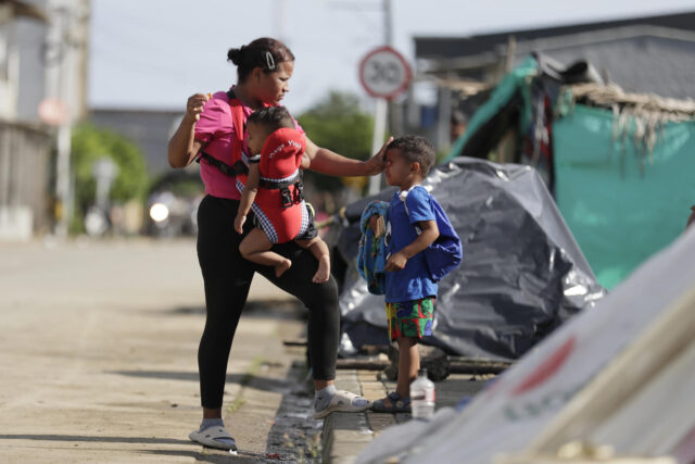 Migrantes venezolanos varados en la frontera norte de México cultivan sus propios alimentos