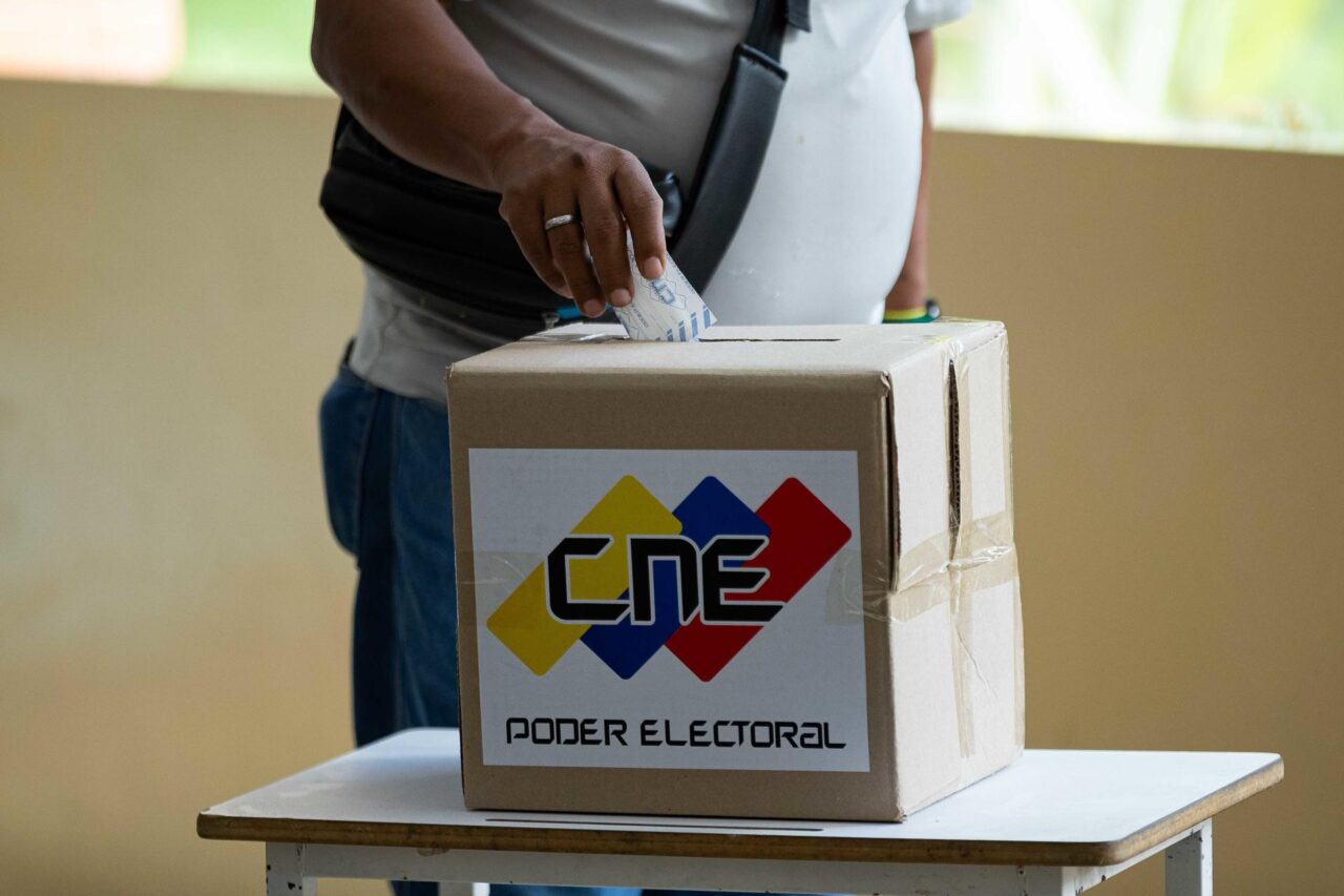Comienzan a abrir los centros electorales en todo el país